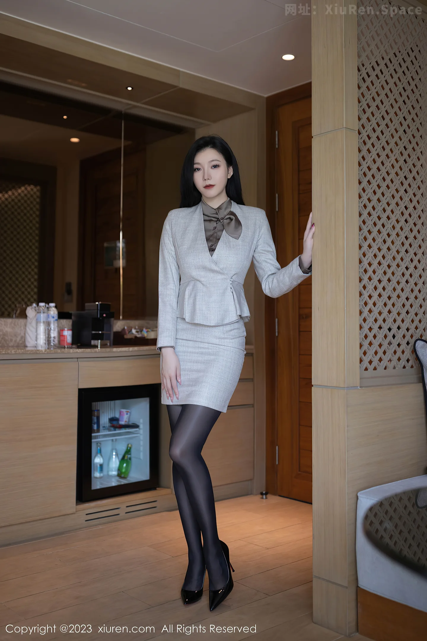 图片[3]-[XiuRen秀人网] VOL.6951 模特安然anran灰色职业Ol装露红色蕾丝内衣秀曼妙身姿诱惑写真79P-秀人网官方网站